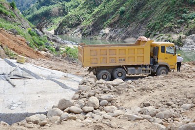 The investor of the Dak Mek 3 Hydropower Plant attributes the dam breach to collision with this yellow truck (Photo: SGGP) The investor of the Dak Mek 3 Hydropower Plant attributes the dam breach to collision with this yellow truck (Photo: SGGP)